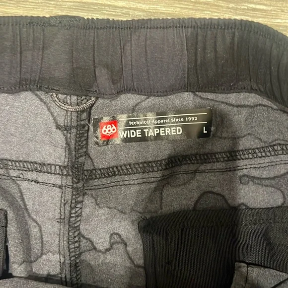 686 Traveler Cargo Pants. Size L. NWT. Black camo. - Picture 4 of 8